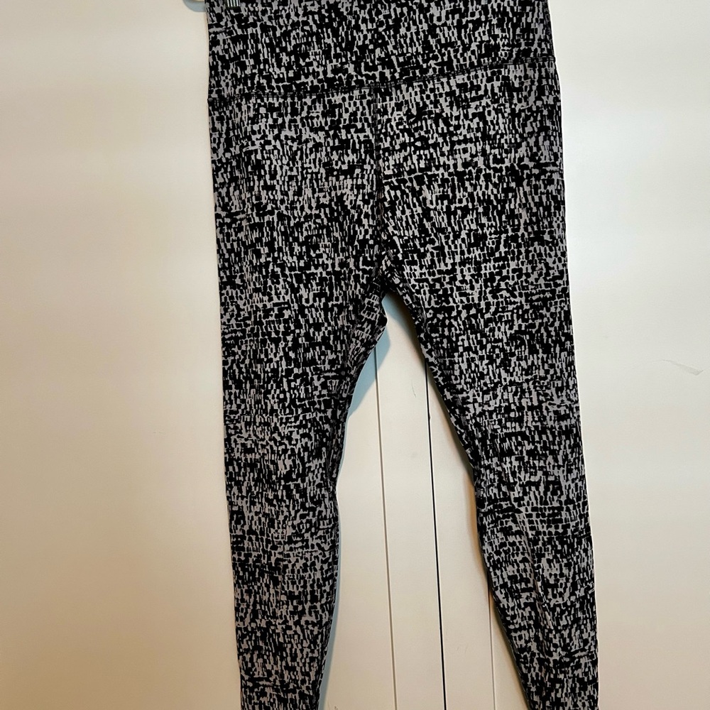 LULULEMON women's Black and White Patterned Leggings